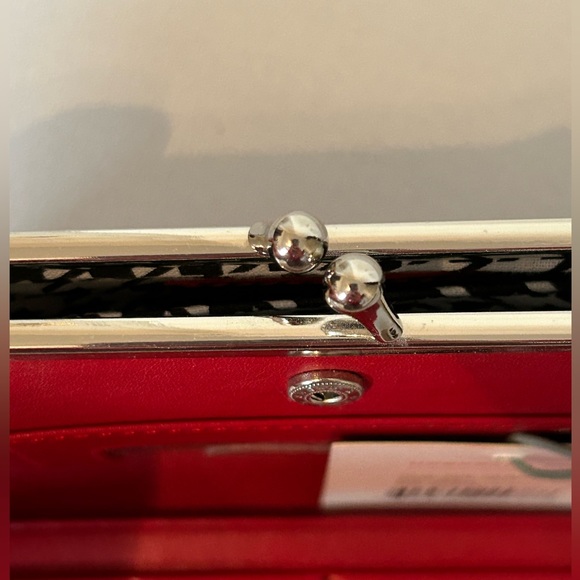 HOBO THE ORIGINAL 'Diane’ Leather Kiss Lock Bifold Clutch Wallet - Picture 5 of 10